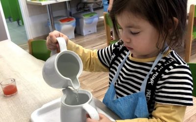 Význam prelievania: montessori predškolské aktivity – praktický život