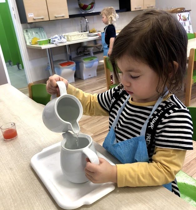 Význam prelievania: montessori predškolské aktivity – praktický život